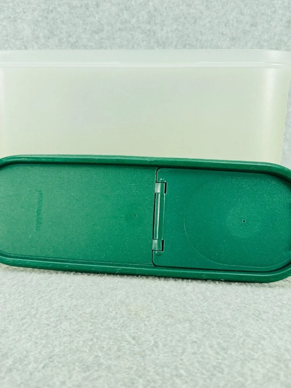 Tupperware Modular Mates Oval #3 with Flip Top Lid Green Vintage 2401A